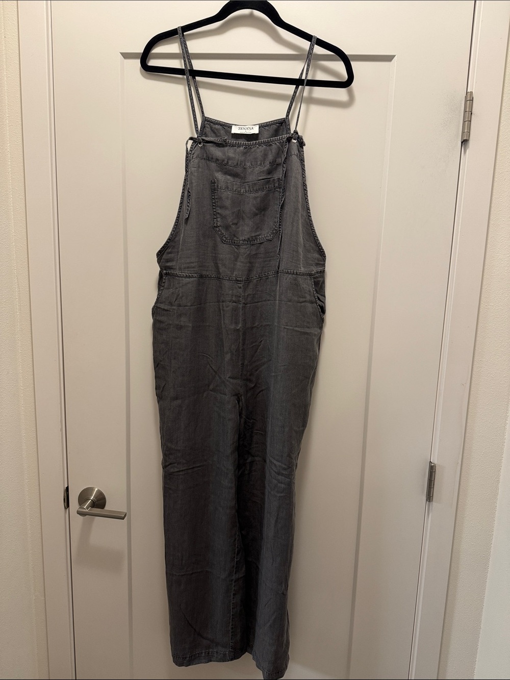 🆕 Zenana Outfitters Lightweight Charcoal Overall w Adjustable Straps. L. NWOT!🌴🌴 - Picture 1 of 6